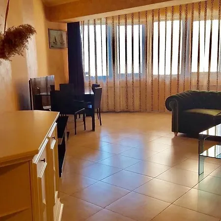 & Clubs Mamaia Apartment *